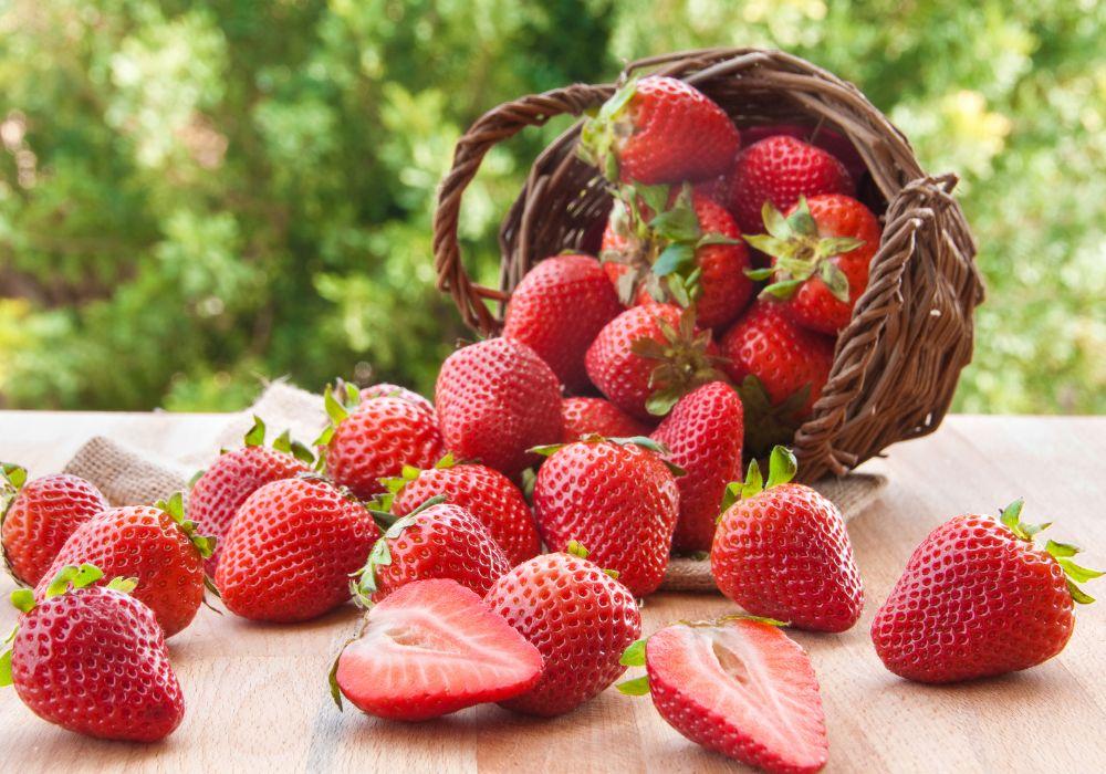 Amazing Health Benefits of Eating Strawberries Low in Sugar.The surprising gut health benefits of strawberries