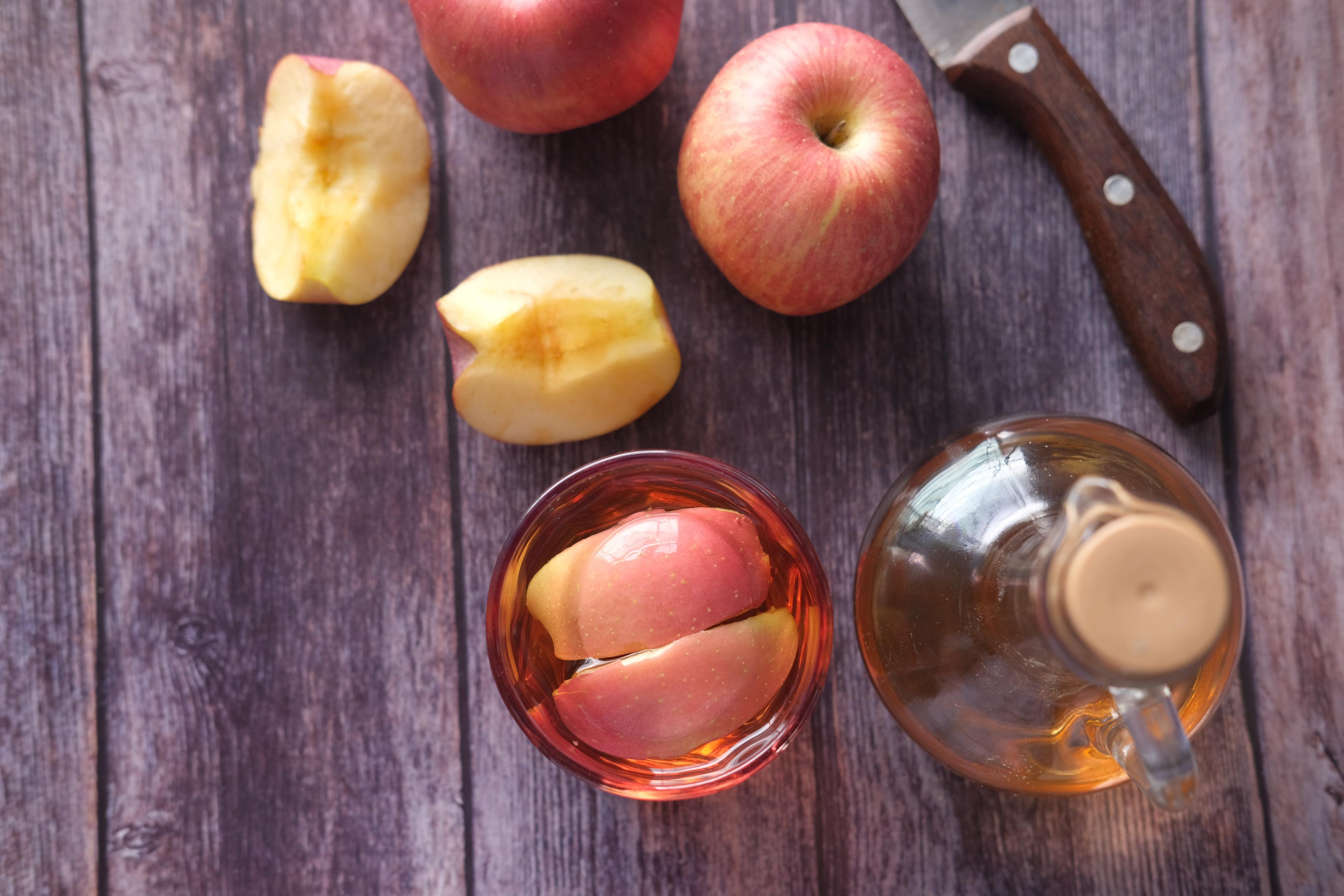 Ocet jabłkowy - właściwości. Jak ocet wpływa na zdrowie? Ocet jabłkowy – właściwości i zastosowanie oraz przeciwwskazania
