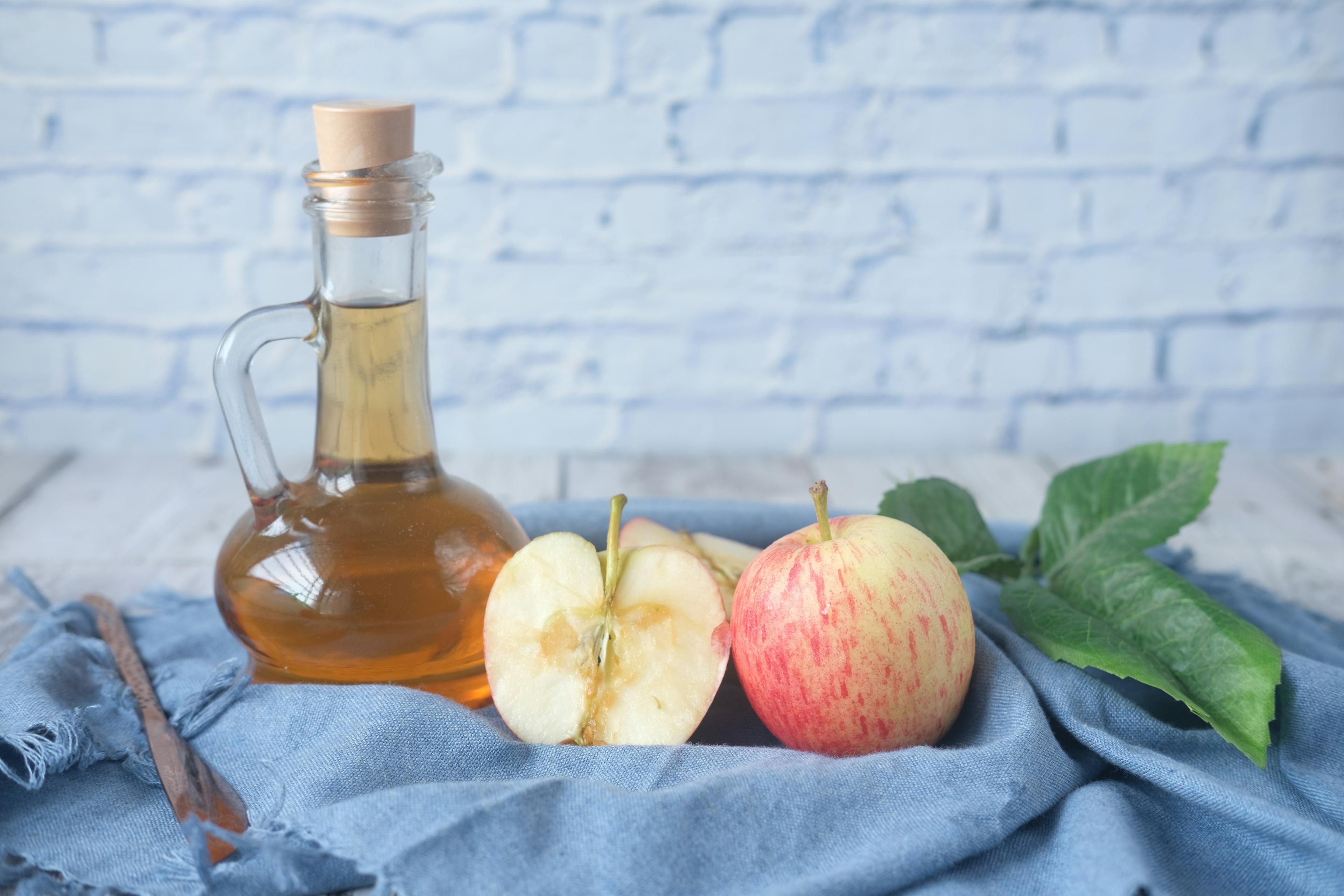 Jak pić ocet jabłkowy? Spożywanie octu jabłkowego dla zdrowia. Ocet jabłkowy na odchudzanie - fakt czy mit? Ocet jabłkowy - dlaczego warto go pić? 